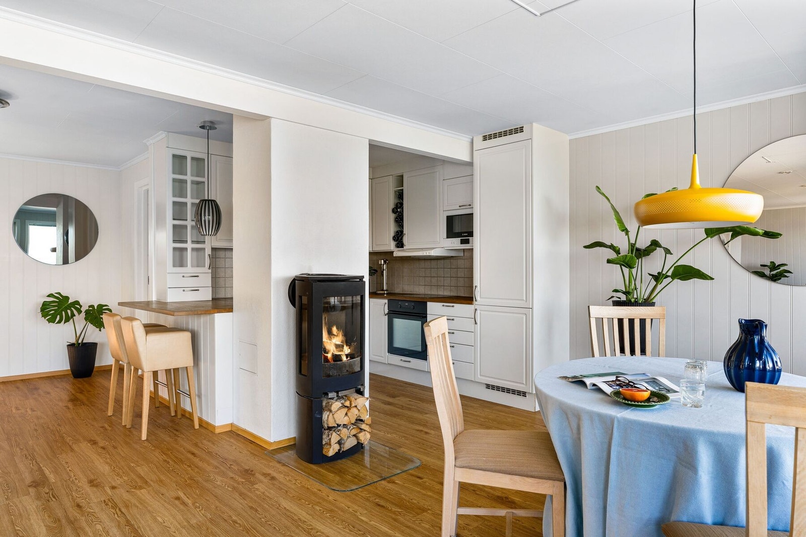 Boligens oppvarmingskilder er bl.a en sentralt plassert vedovn som sørger for gjennomgående varme på vinterhalvåret. Galleribilde