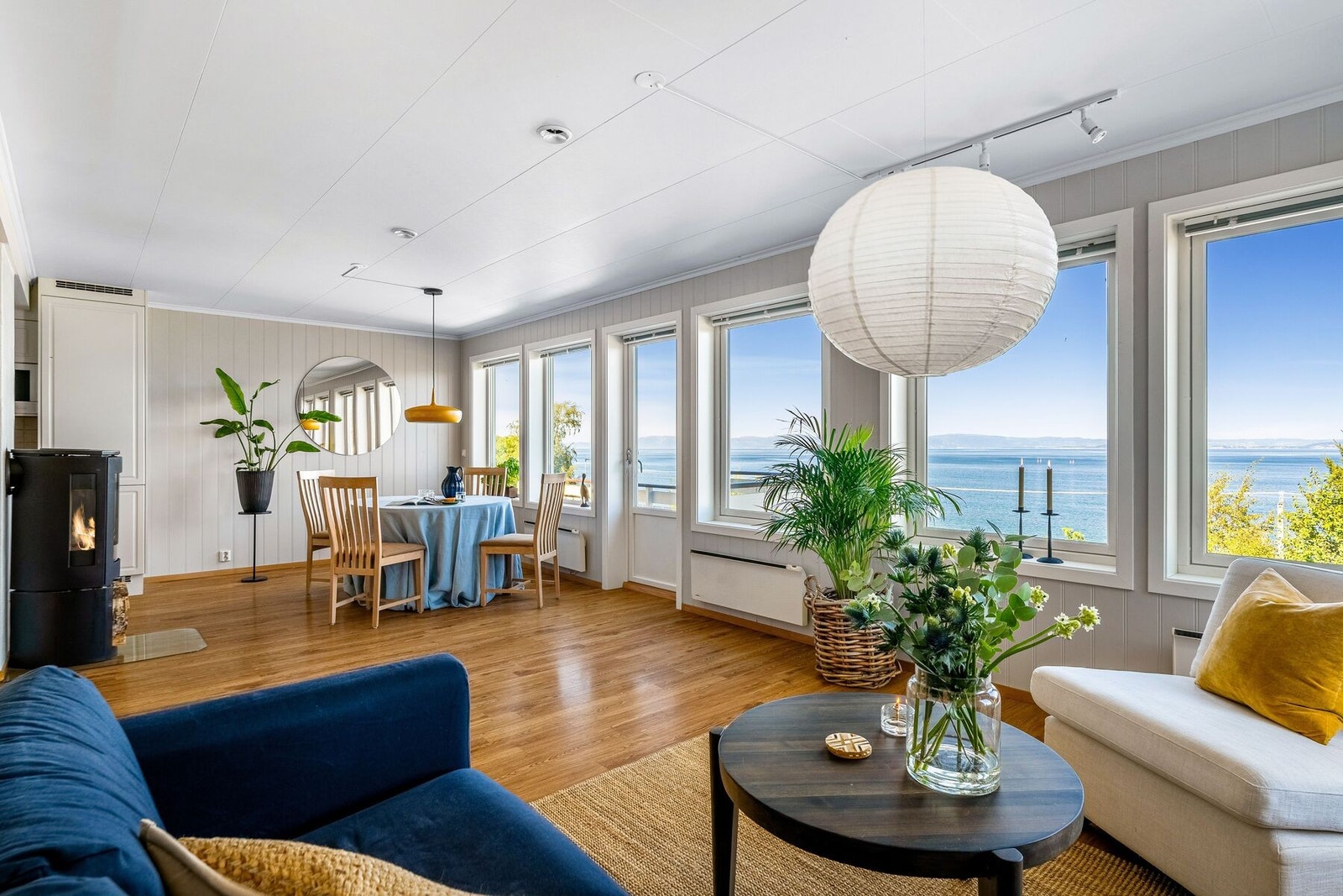 Gjennom de mange vindusflatene kan man nyte den fantastiske fjordutsikten i ro og mak. Galleribilde