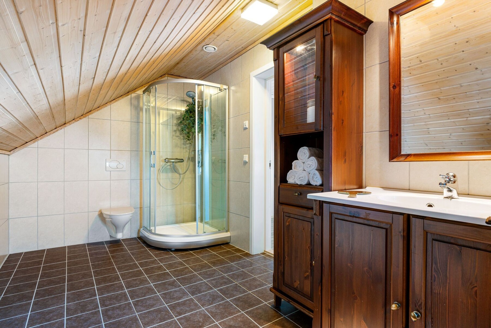 Boligen har en gjennomtenkt og praktisk planløsning med et bad i hver etasje. Galleribilde