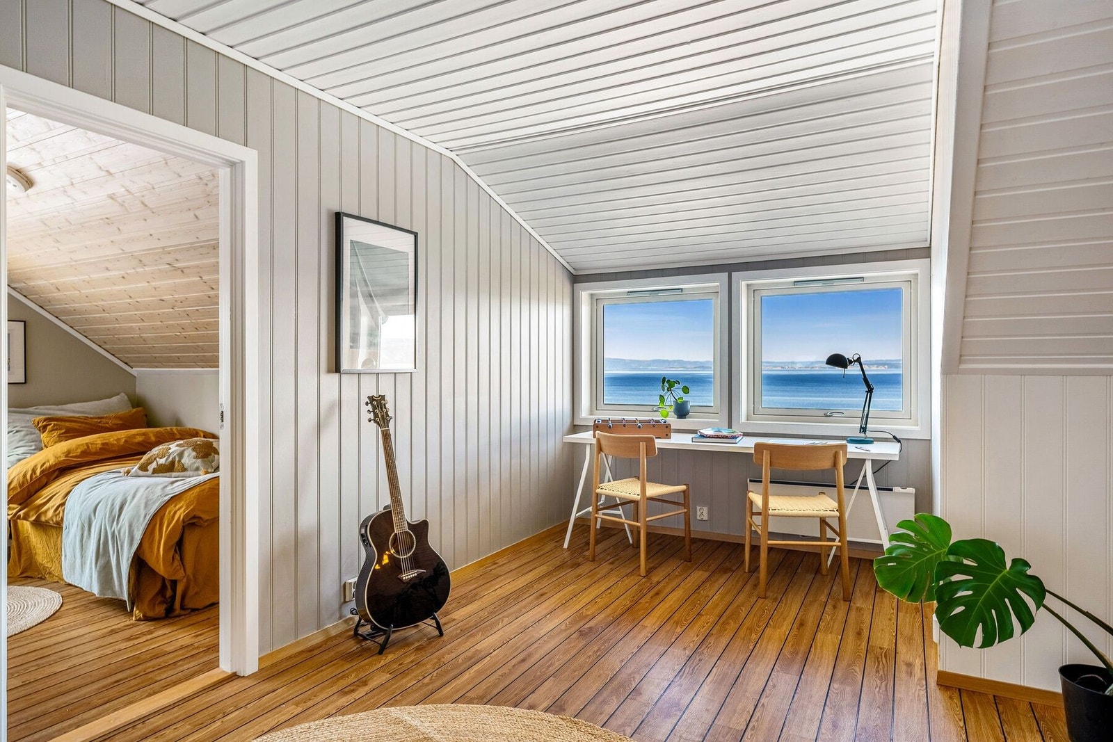 Videre i 2. etasje finner du øvrige soverom, loftstue og et stort bad. Galleribilde