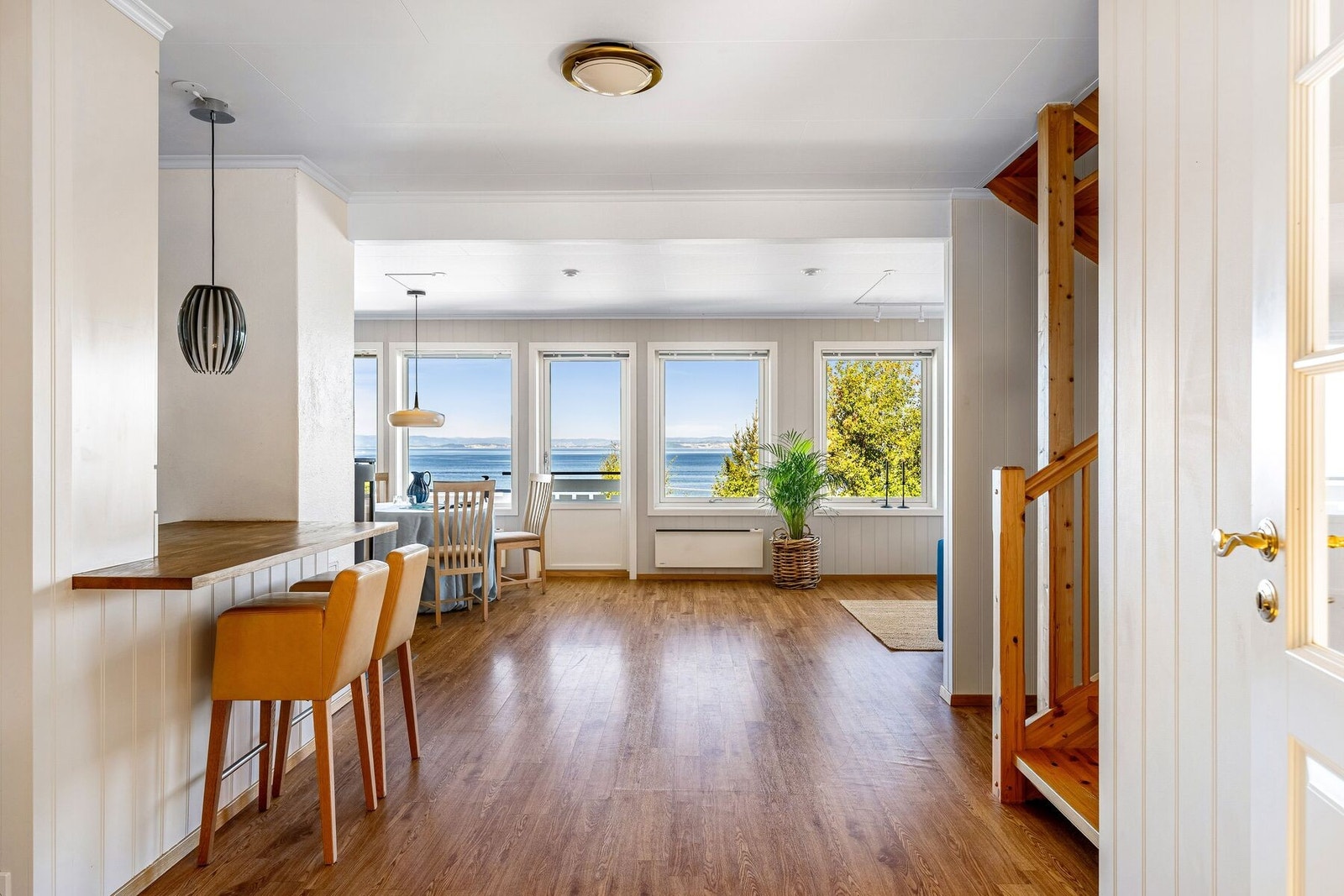 Praktisk kjøkkenøy som utgjør en forlengelse av kjøkkenet med skuff- og benkeplass. Galleribilde