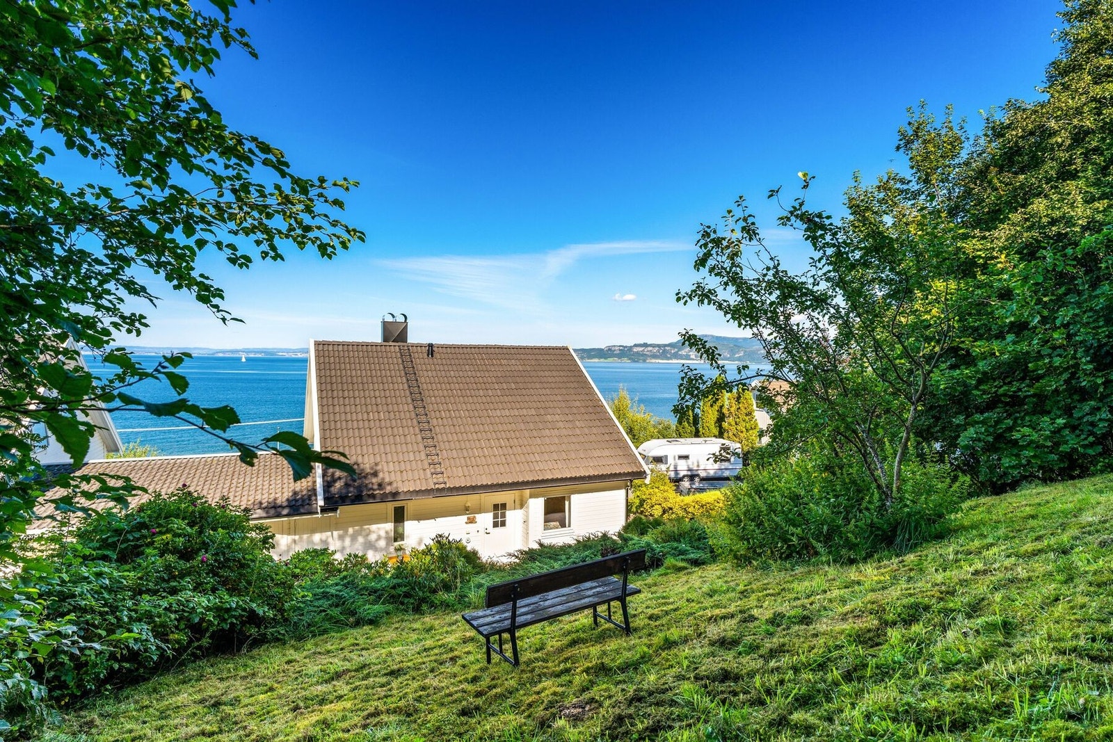 På baksiden av boligen har man en egen plen i høyden hvor man kan nyte utsikten ytterligere. Galleribilde