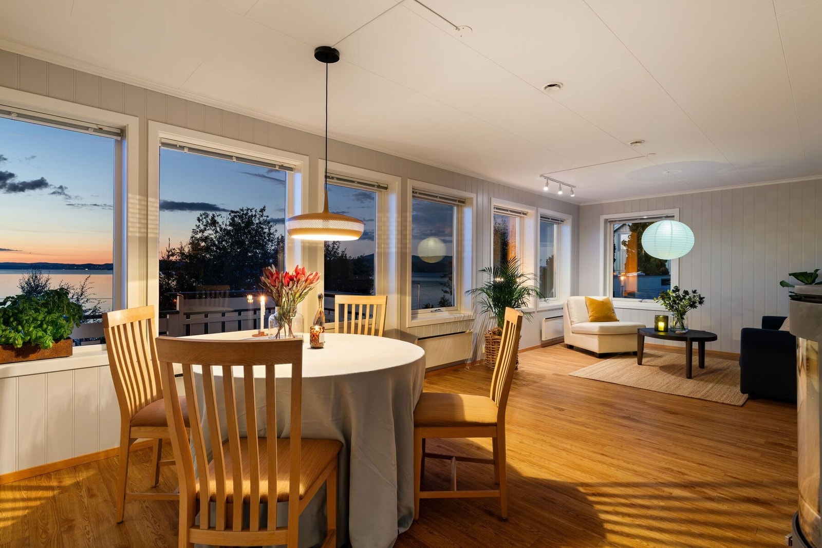 Hjertet i boligen er et oppholdsrom på 49 m² delt inn i flere soner med stue, kjøkken og spisestue. Galleribilde