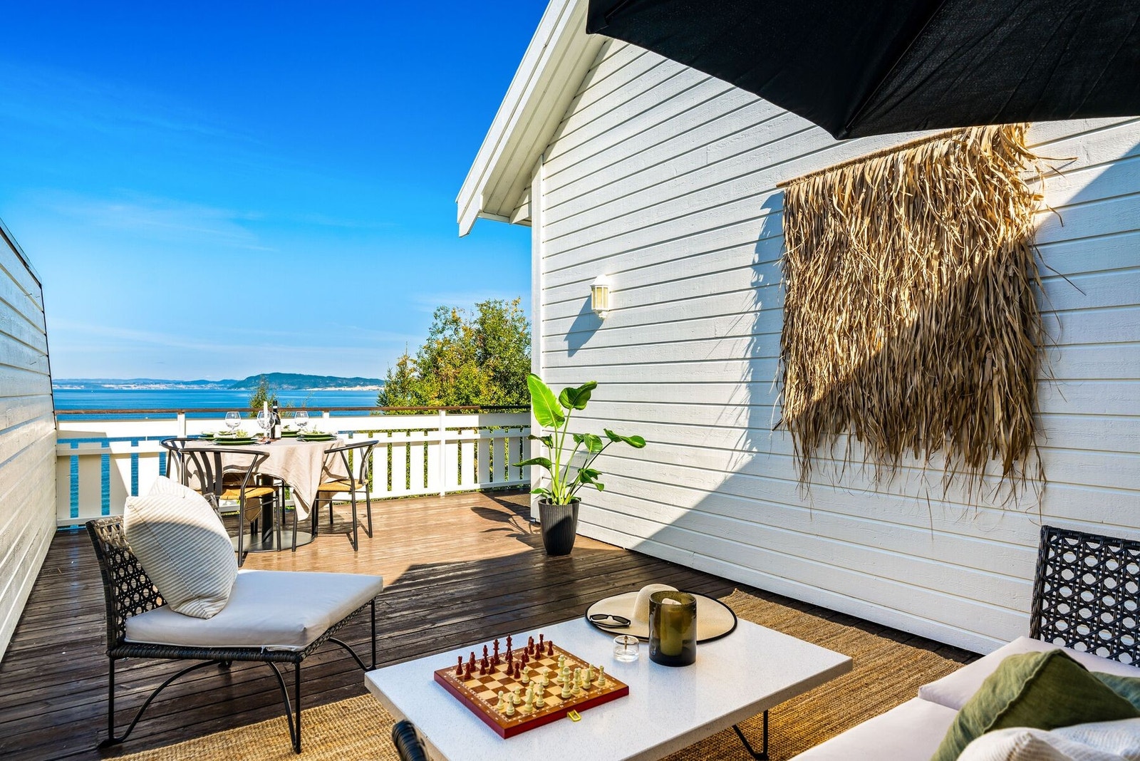 Verandaen måler hele 33,3 m² og har solen på formiddagen og kvelden. Galleribilde