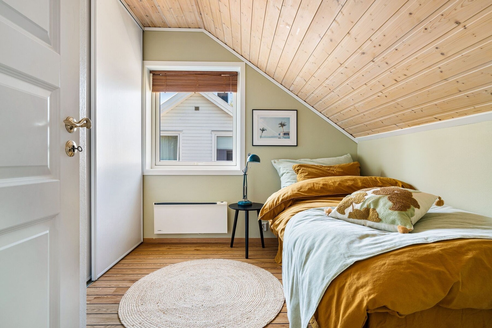 Det andre soverommet måler 6,2 m² og har en praktisk skyvedørsgarderobe. Galleribilde