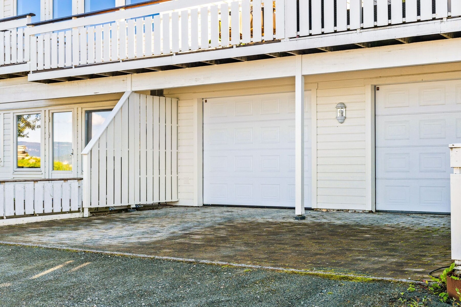 Her får man også egen garasje med elektrisk port og en innvendig bod, som kommer svært godt med på vinteren til lagring av ved. Galleribilde