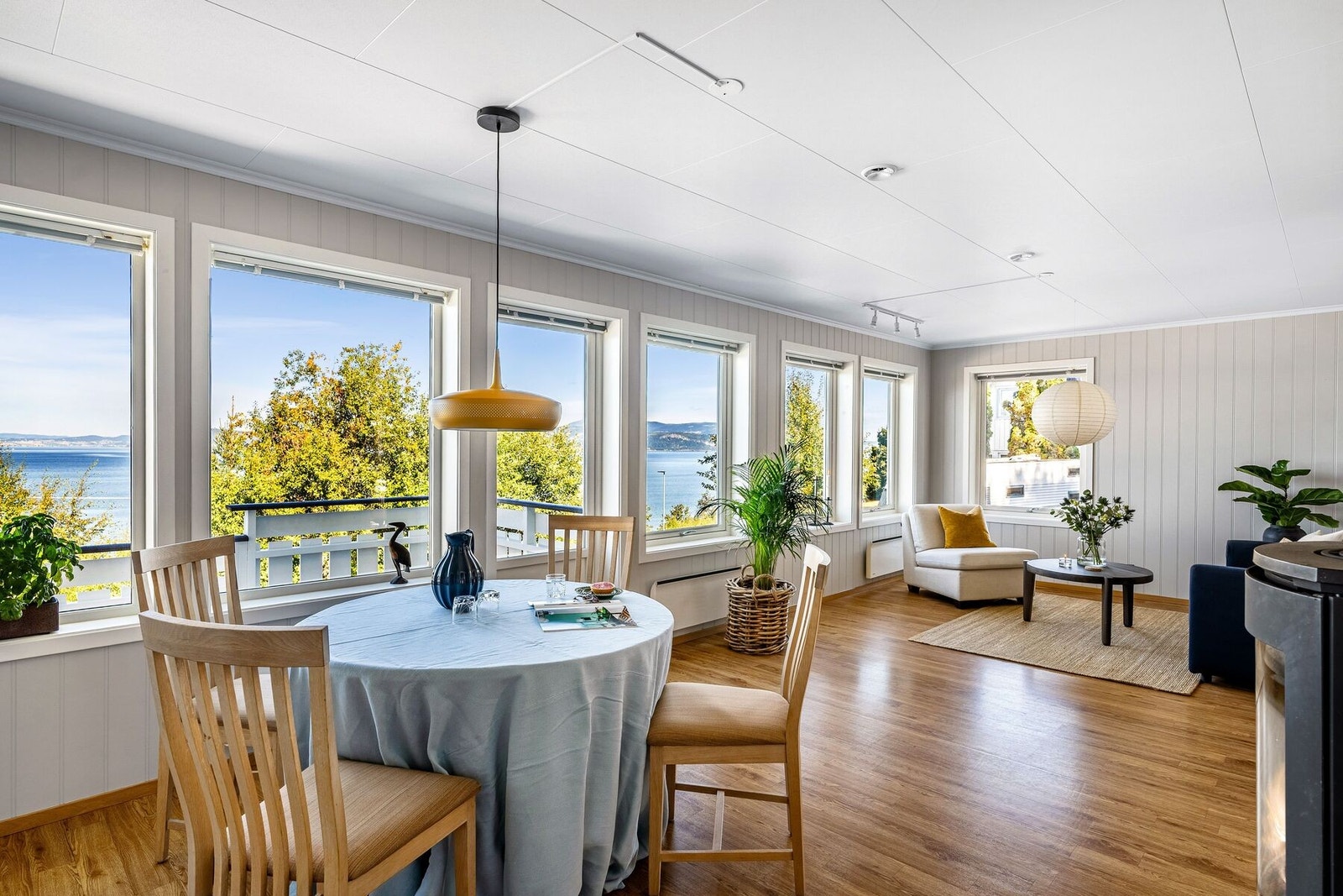 Fra stuen er det utgang til en herlig veranda med gode solforhold. Galleribilde