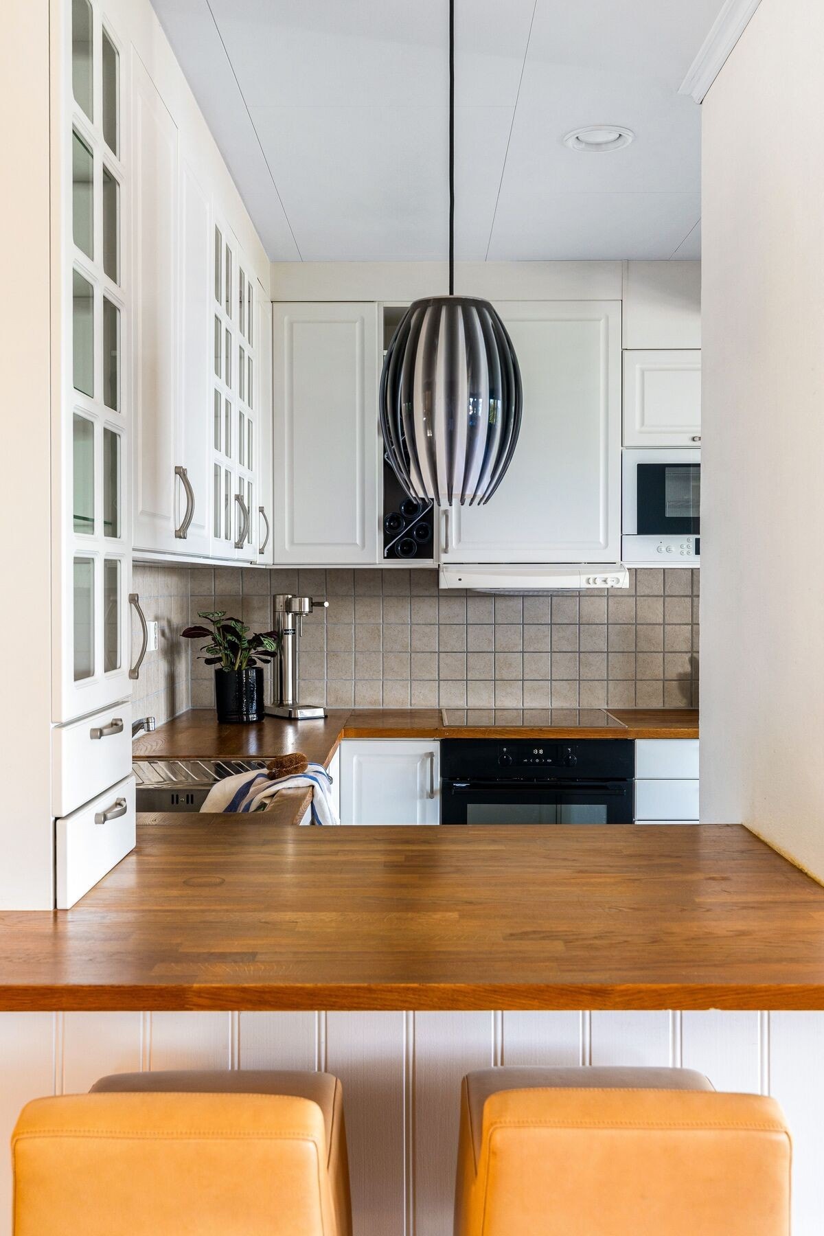 Kjøkkenet har integrert kjøleskap, oppvaskmaskin, platetopp, stekeovn, mikrobølgeovn og ventilator som medfølger handelen. Galleribilde