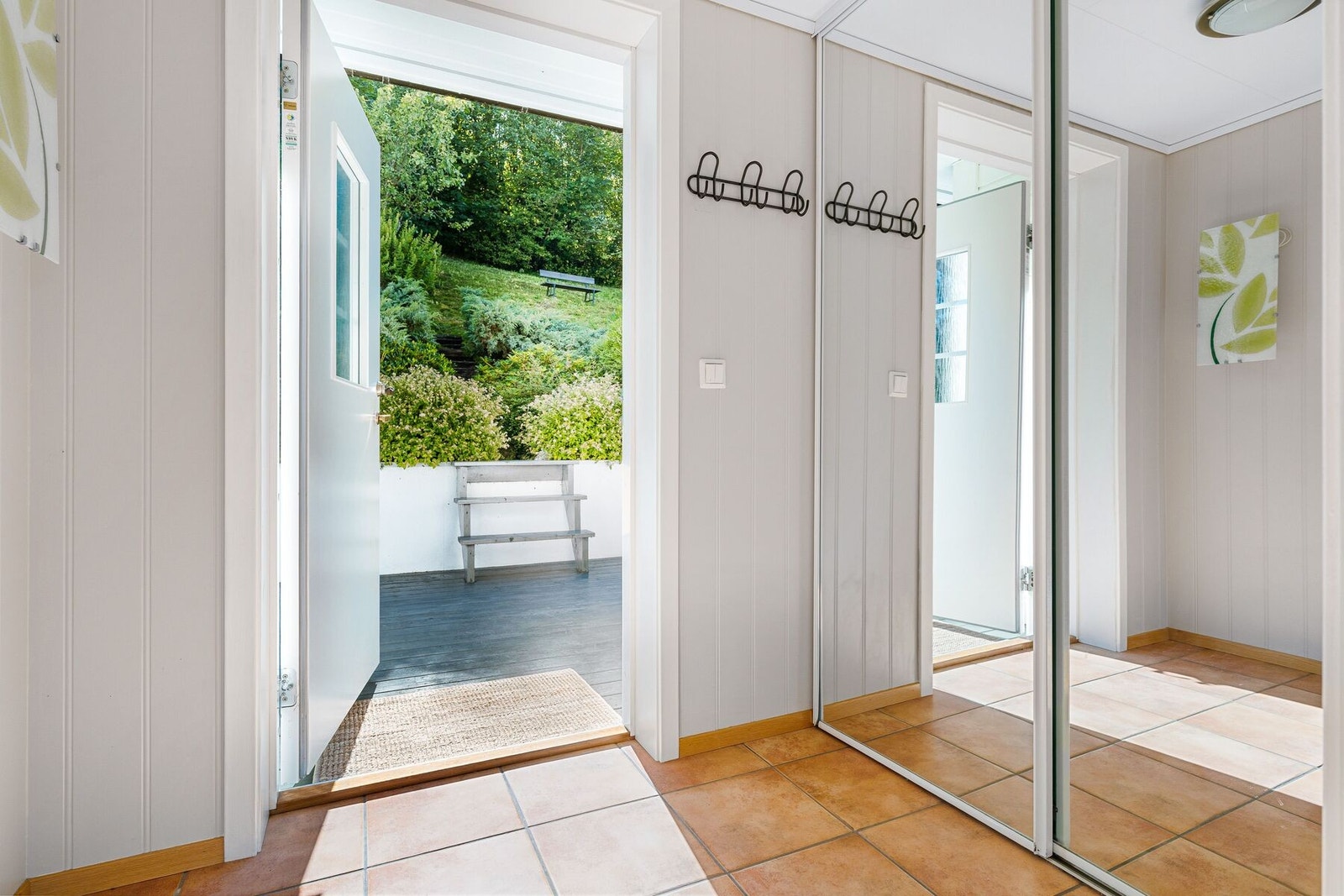 Entré med stor skyvedørsgarderobe og flis på gulv med varme, som kommer godt med på vinterhalvåret. Galleribilde