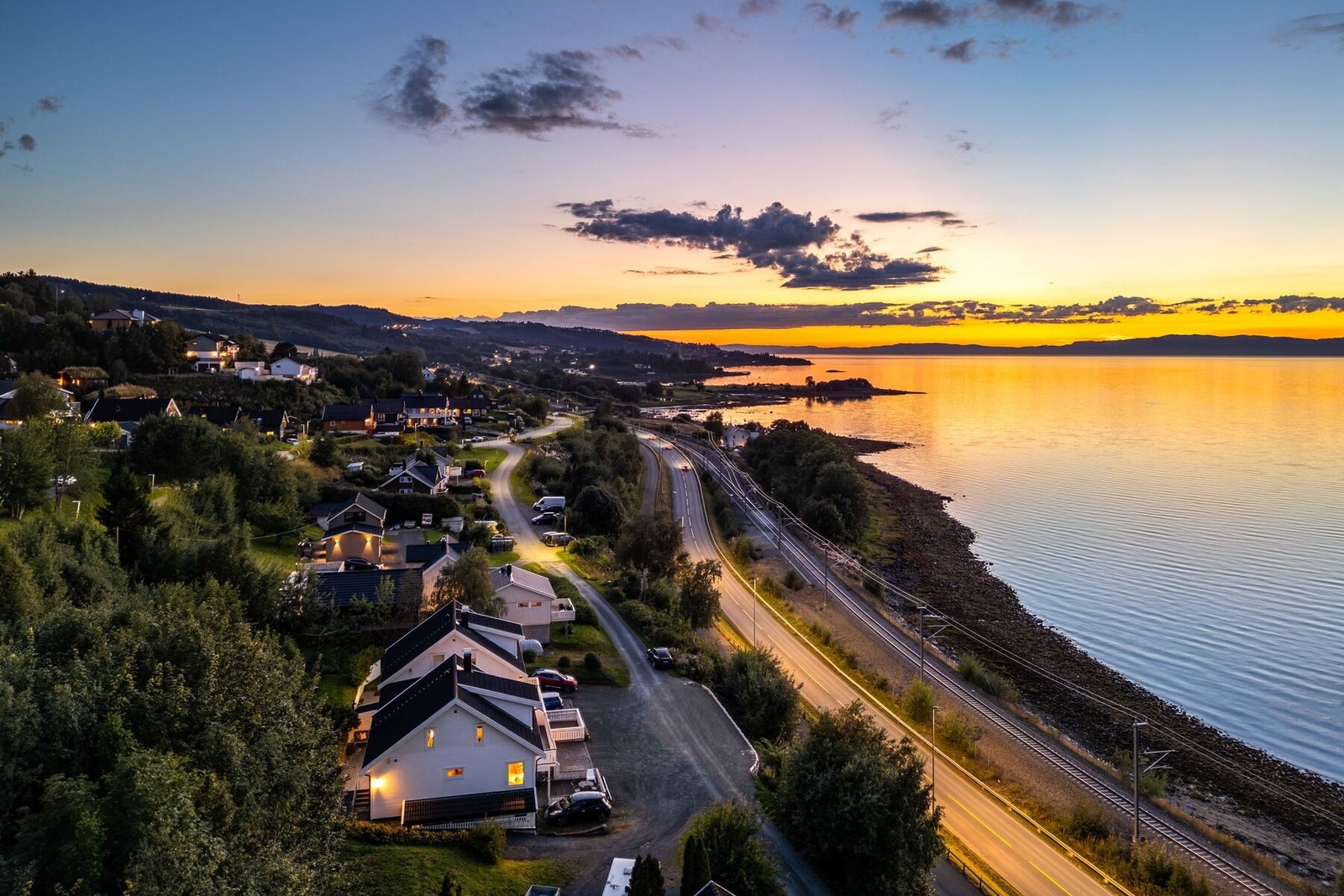Det er gode kollektivtransport forbindelser med både buss og tog i nærheten samt kort vei til dagligvare, skoler og barnehager. Galleribilde
