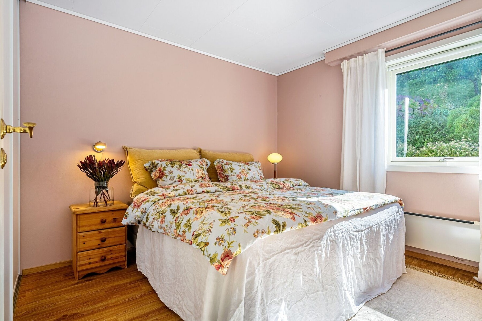 Et av boligens tre soverom er i 1. etasje - dette måler 10,5 m² og har god plass til dobbeltseng, nattbord og tilhørende soveromsmøblement. Galleribilde