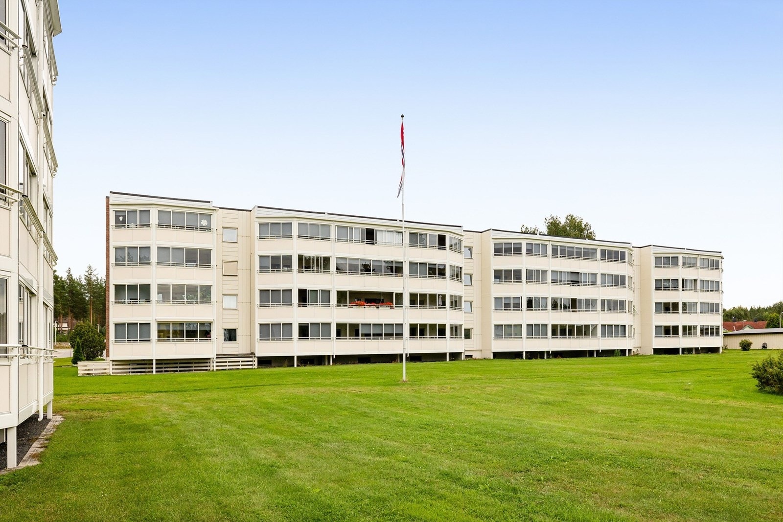Tomten er pent opparbeidet med store grøntarealer, beplantning, prydbuser, flere sittegrupper, lekeplass for de minste beboerne og fotballbane. I tillegg har borettslaget 60 garasjer som leies ut til beboerne etter lister. Galleribilde