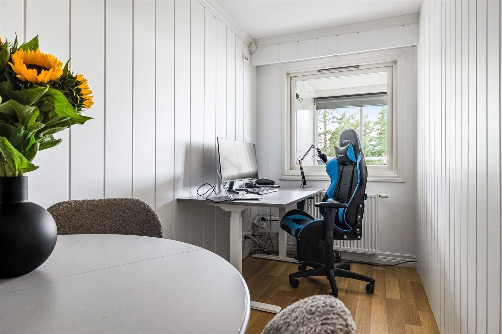 Det ble satt opp en lettvegg i stuen i 2023, og den innerste delen er i dag innredet som et kontor/sovealkove. Galleribilde