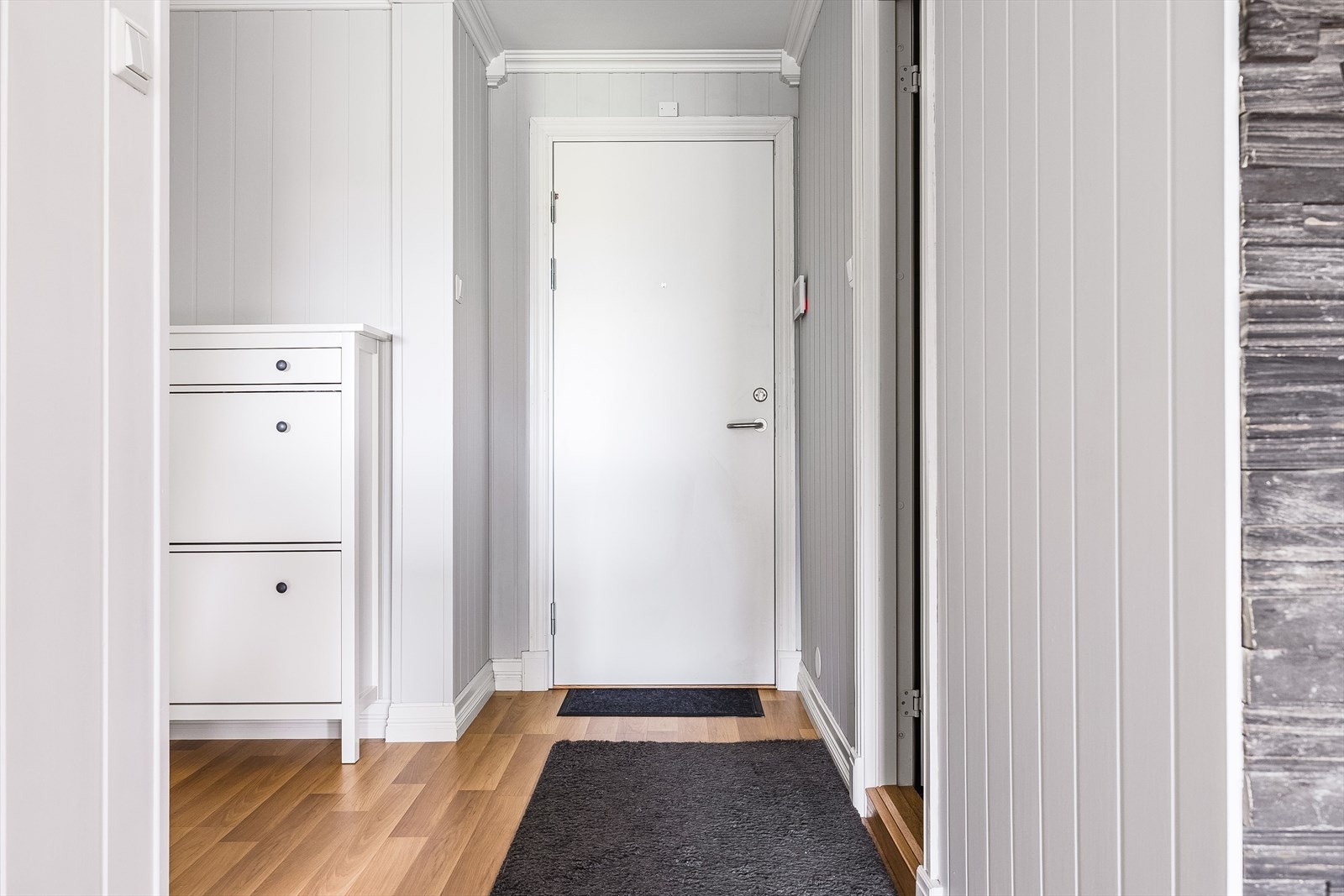 Du ønskes velkommen inn i en lys entré med plass til sko i medfølgende skoskap. Galleribilde