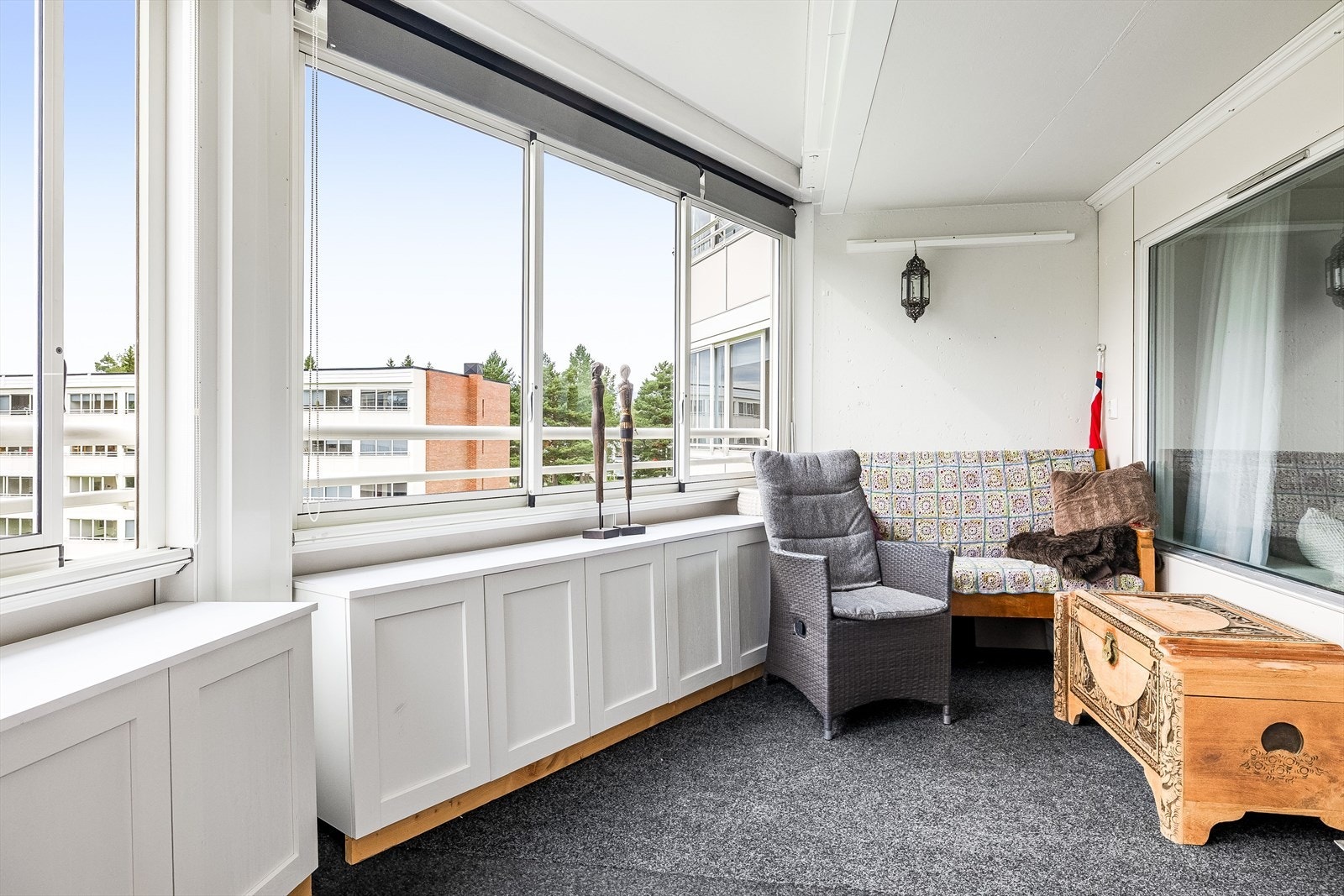 Siden balkongen er innglasset blir dette et ekstra rom som kan brukes store deler av året! Galleribilde