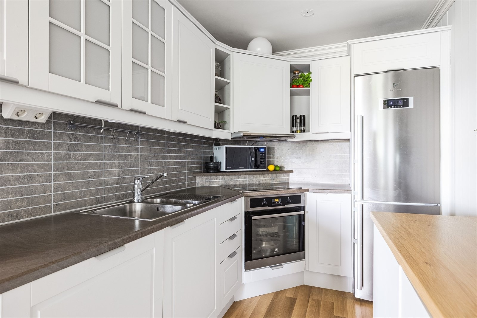 Lys og tidløs kjøkkeninnredning med god skap- og benkeplass. Innredningen har profilerte fronter som ble malt og oppgradert med nye fronter i 2024. Praktisk med laminert benkeplate med nedfelt oppvaskkum og plater i benkeryggen. Galleribilde