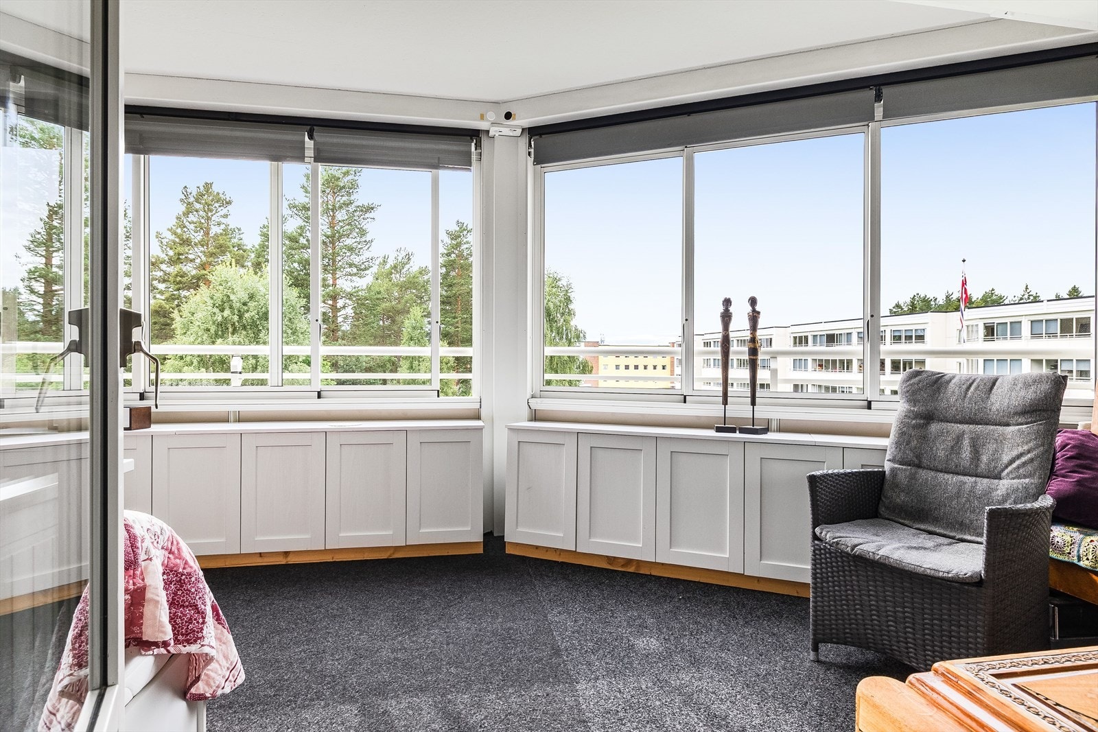 Fra stuen har du utgang til en stor innglasset balkong på 16m². Beliggenheten mot vest sørger for gode solforhold til sent på kveld. Galleribilde