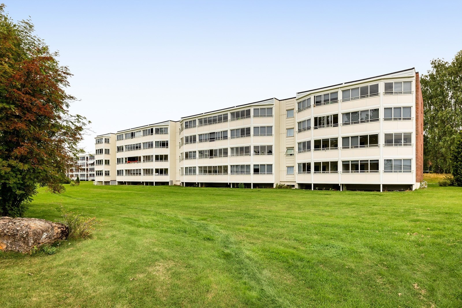 Leiligheten ligger fint til i et veletablert boligområde på Mastmoen med nærhet til bymarka. Nærmest umiddelbar nærhet til populære friluftsområder i Svartholtet, samtidig kun ca. 2 km til Elverum sentrum med alle byfasiliteter. Galleribilde