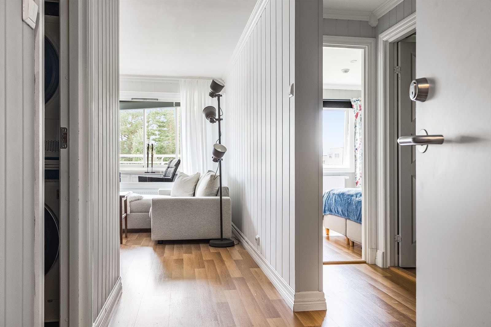 Leiligheten holdes god og lun på vinterstid med fjernvarme til radiatorer (nye i 2023). Både oppvarming med fjernvarme, varmtvann og TV/bredbånd er inkludert i felleskostnadene. Galleribilde