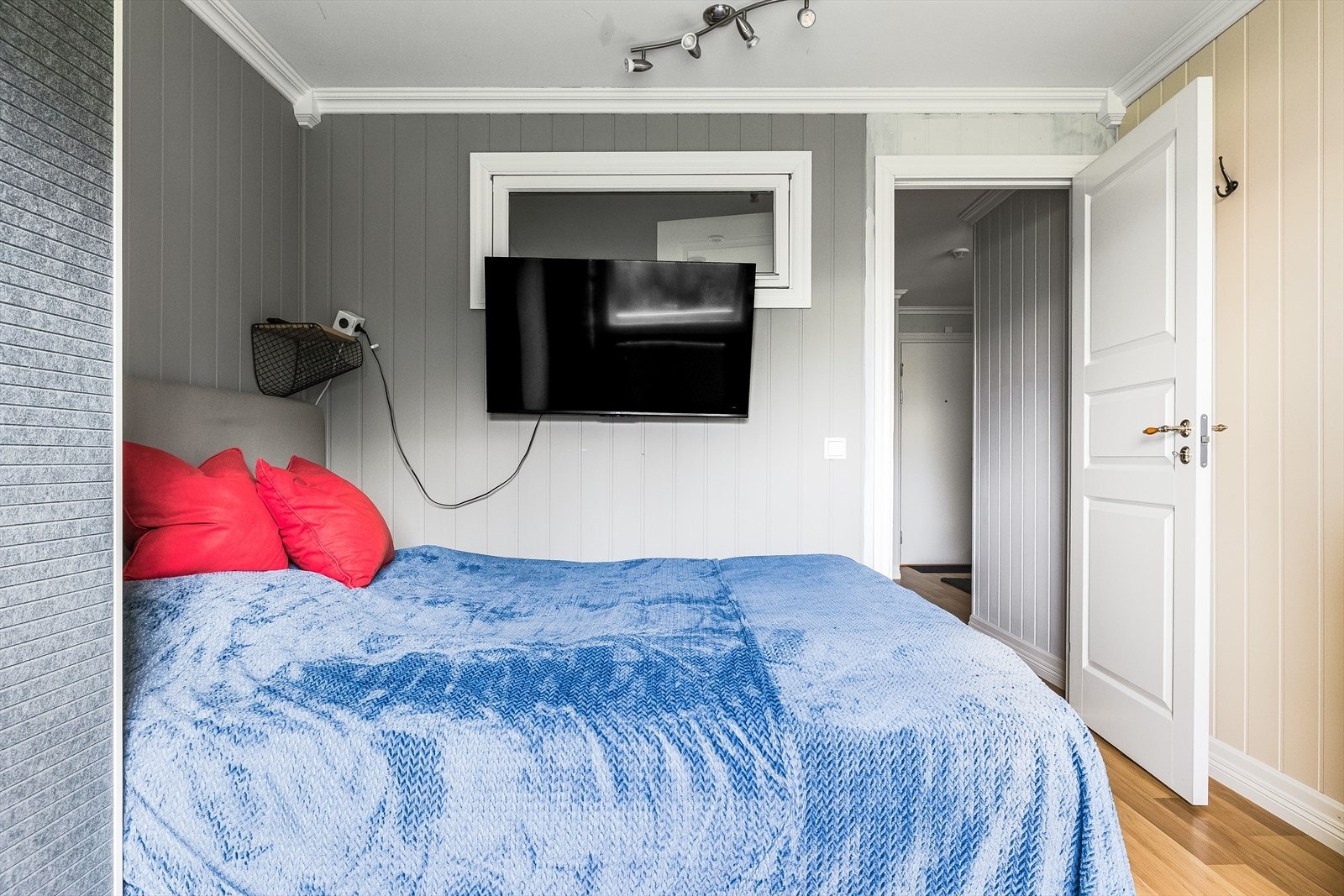 På soverommet er det naturlig plass til dobbeltseng, samt en kontorpult eller kommoder. Det er oppbevaringsplass i garderobe som medfølger i handelen. Galleribilde