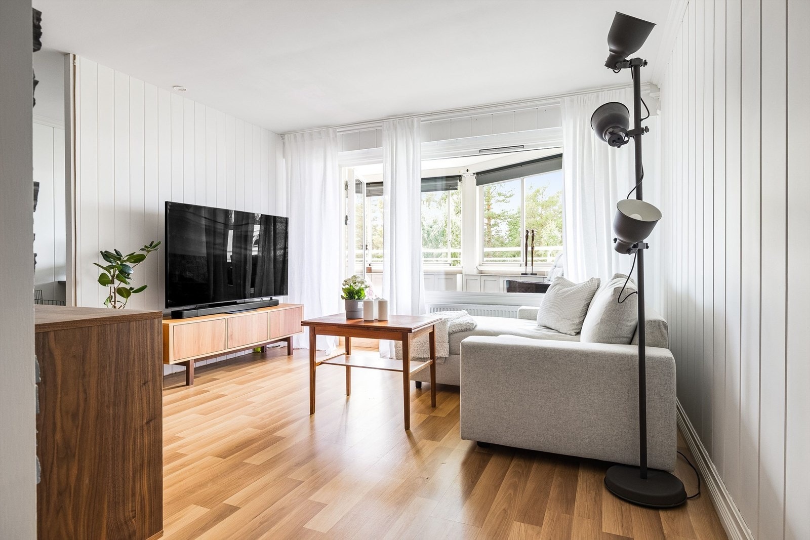 Stuen har store vindusflater som slipper inn rikelig med naturlig lys, samtidig som det ikke er noe innsyn. Alle vinduene i leiligheten var nye i 2011. Galleribilde