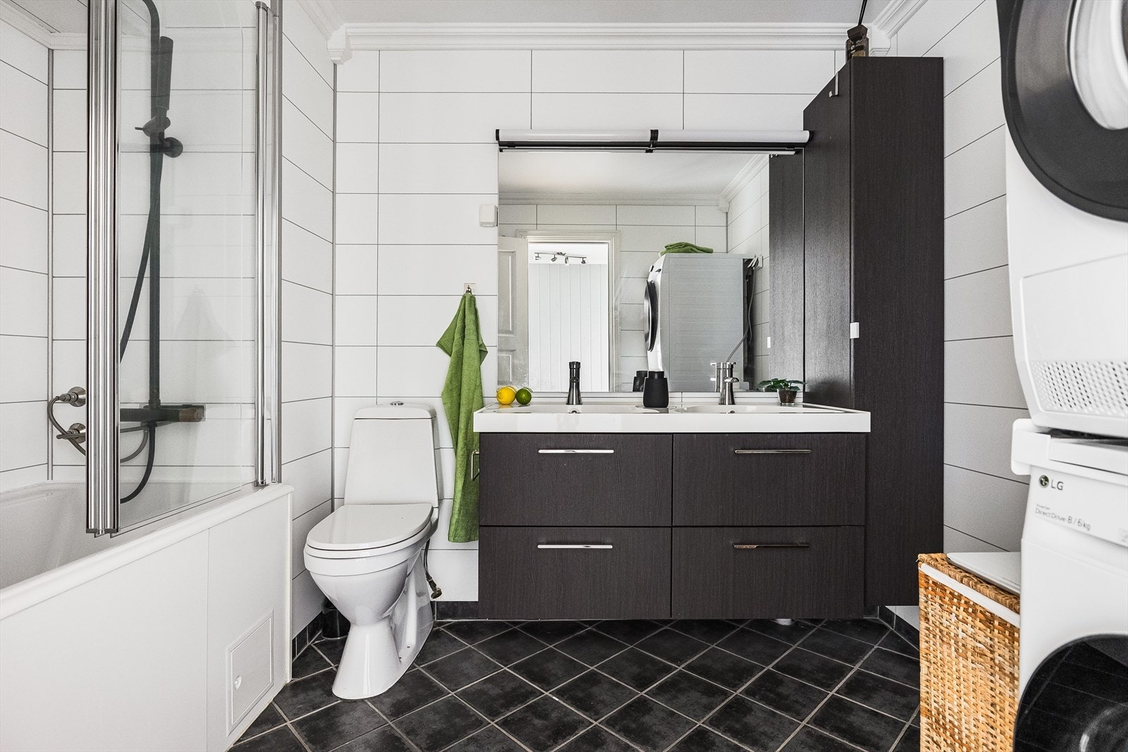 Leiligheten har et lyst og romslig baderom. Baderommet har mørke fliser på gulv med gulvvarme, lys våtromsplater på veggene og mekanisk avtrekk. I hjørnet er det plass og opplegg for vaskemaskin, samt tørketrommel over om ønskelig. Galleribilde