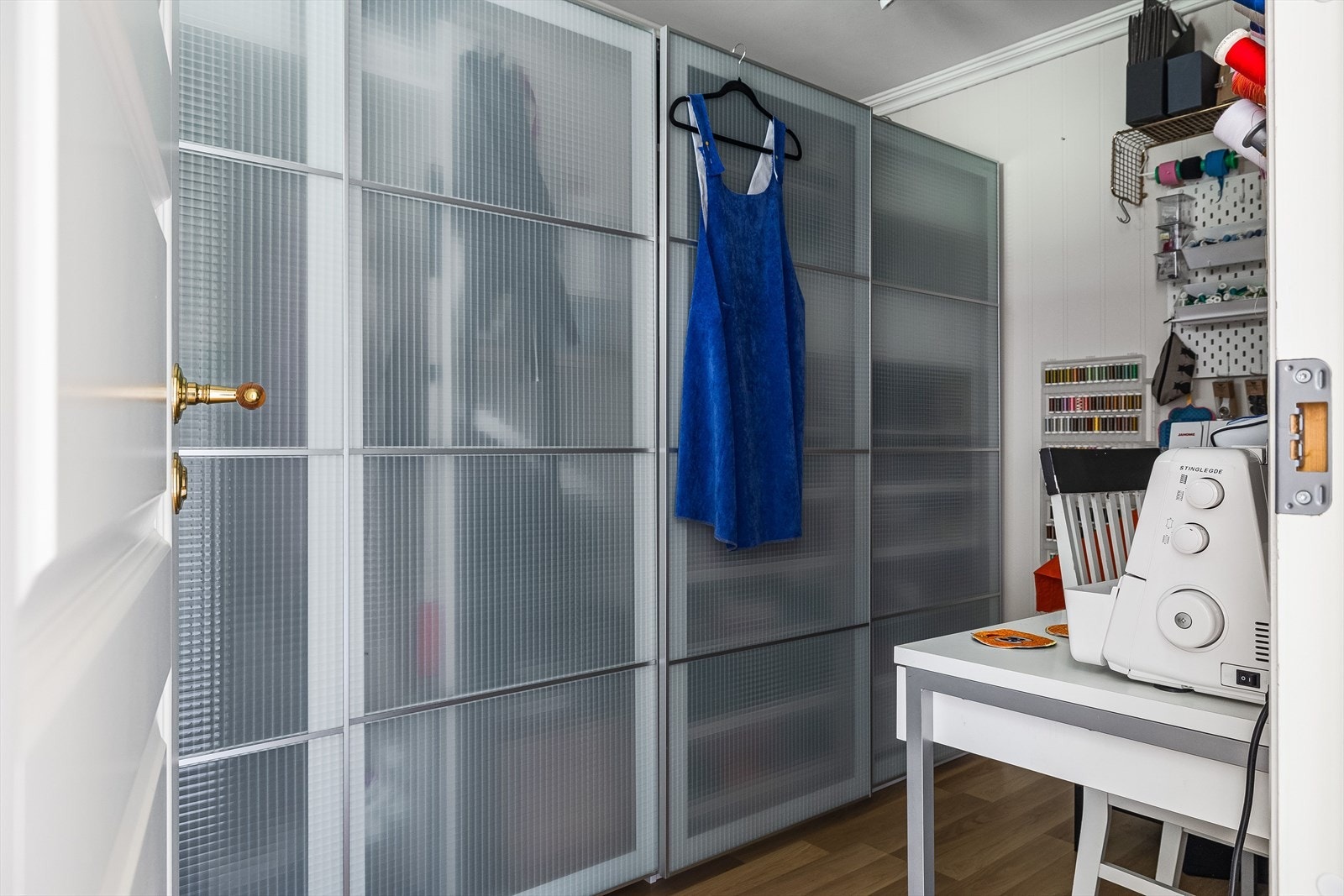 Utenfor soverommet er det et praktisk garderoberom/bod med masse oppbevaringsplass! I dag er rommet også innredet som et hobbyrom med arbeidsplass, men rommet er ikke godkjent for varig opphold. Galleribilde