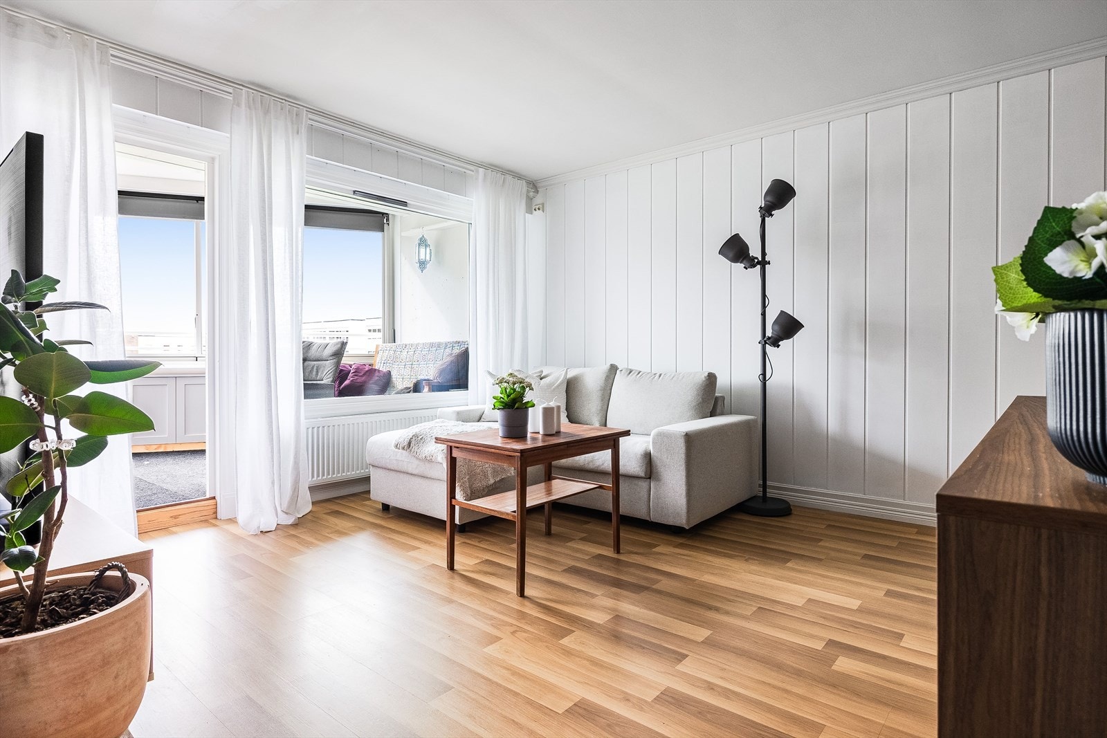 En lys og praktisk 2-roms leilighet med en innholdsrik planløsning som utnytter plassen godt. Galleribilde