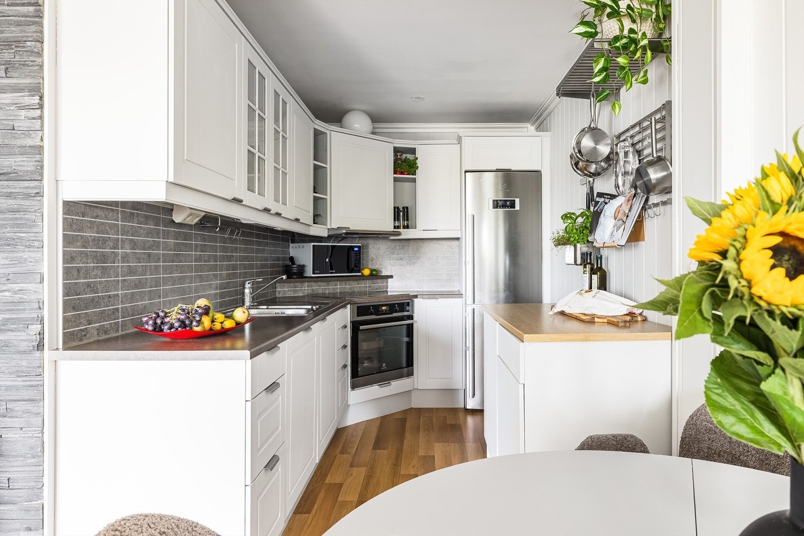 Kjøkkenet ligger i en fin delvis åpen løsning med stuen, naturlig tilbaketrukket, men likevel åpent og sosialt. Galleribilde