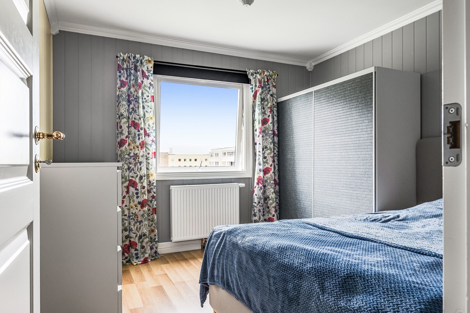 Leiligheten har et lyst og hyggelig soverom. Den store vindusflaten slipper inn flott lys, samtidig som det er minimalt med innsyn. Galleribilde