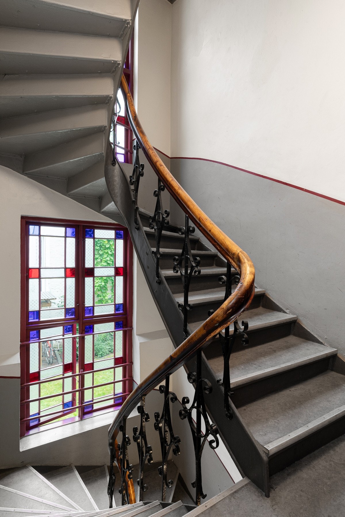 Pen og vid oppgang med originale vindusdetaljer. Galleribilde