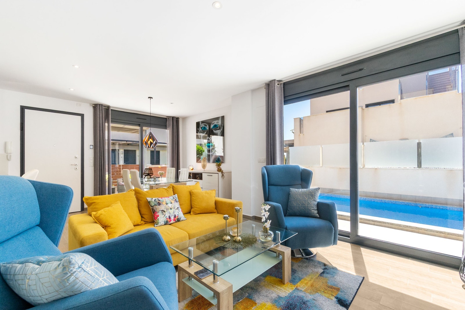 Stue med utgang til bassenget og hagen Galleribilde