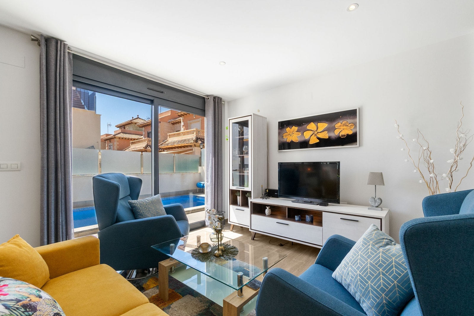 Stue med utgang til bassenget og hagen Galleribilde