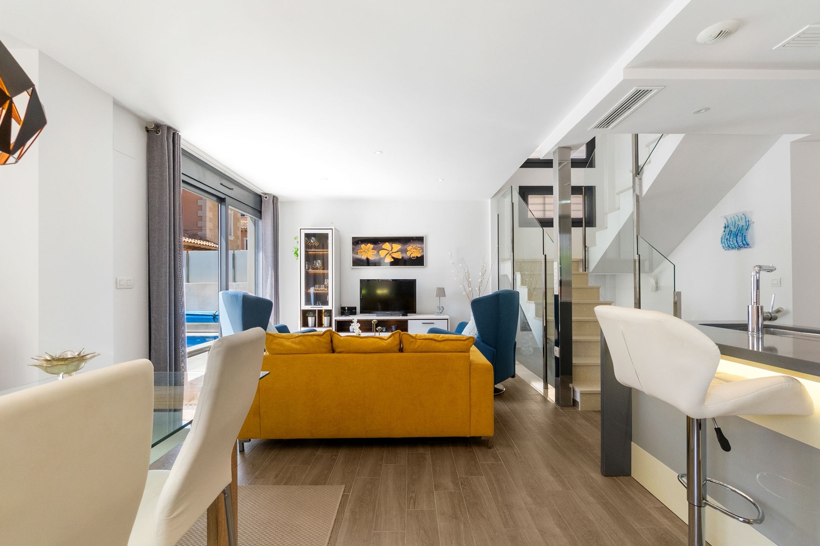 Stue med åpen kjøkken løsning Galleribilde