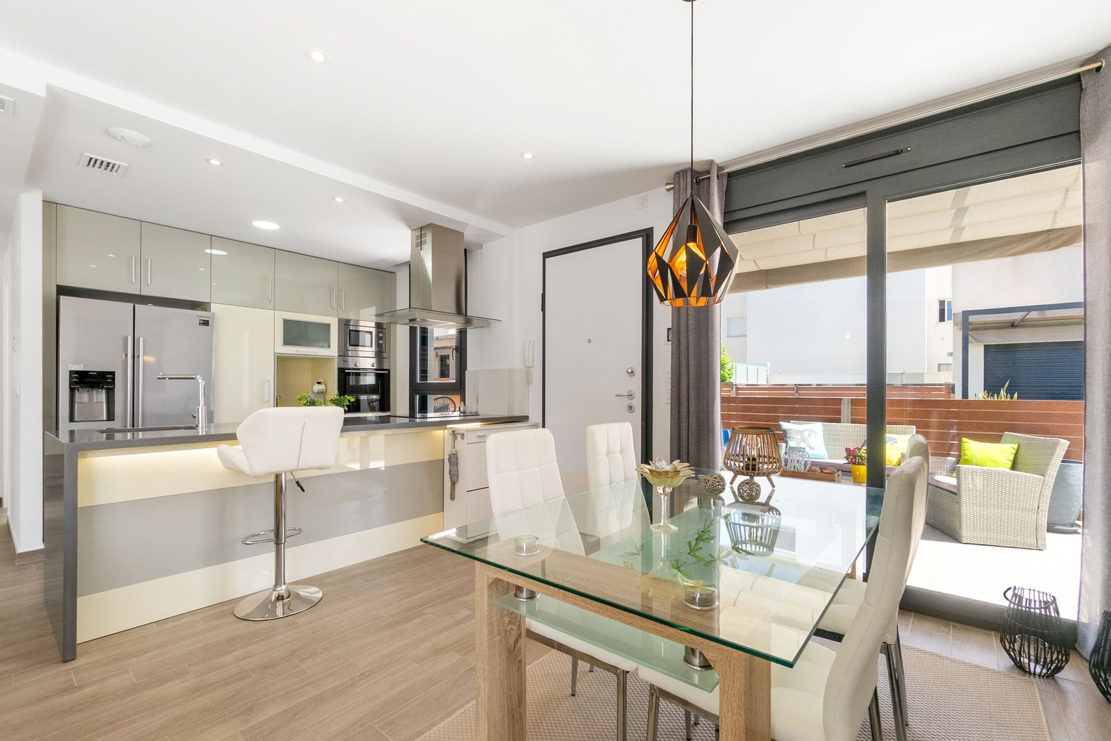 Stue med åpen kjøkken løsning Galleribilde