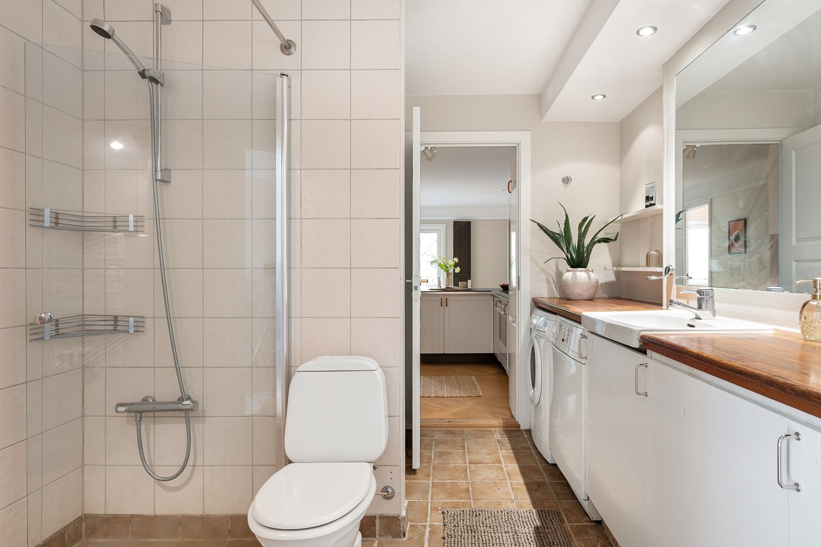 Badet er innredet med toalett og dusjhjørne med innfellbare glassdører Galleribilde