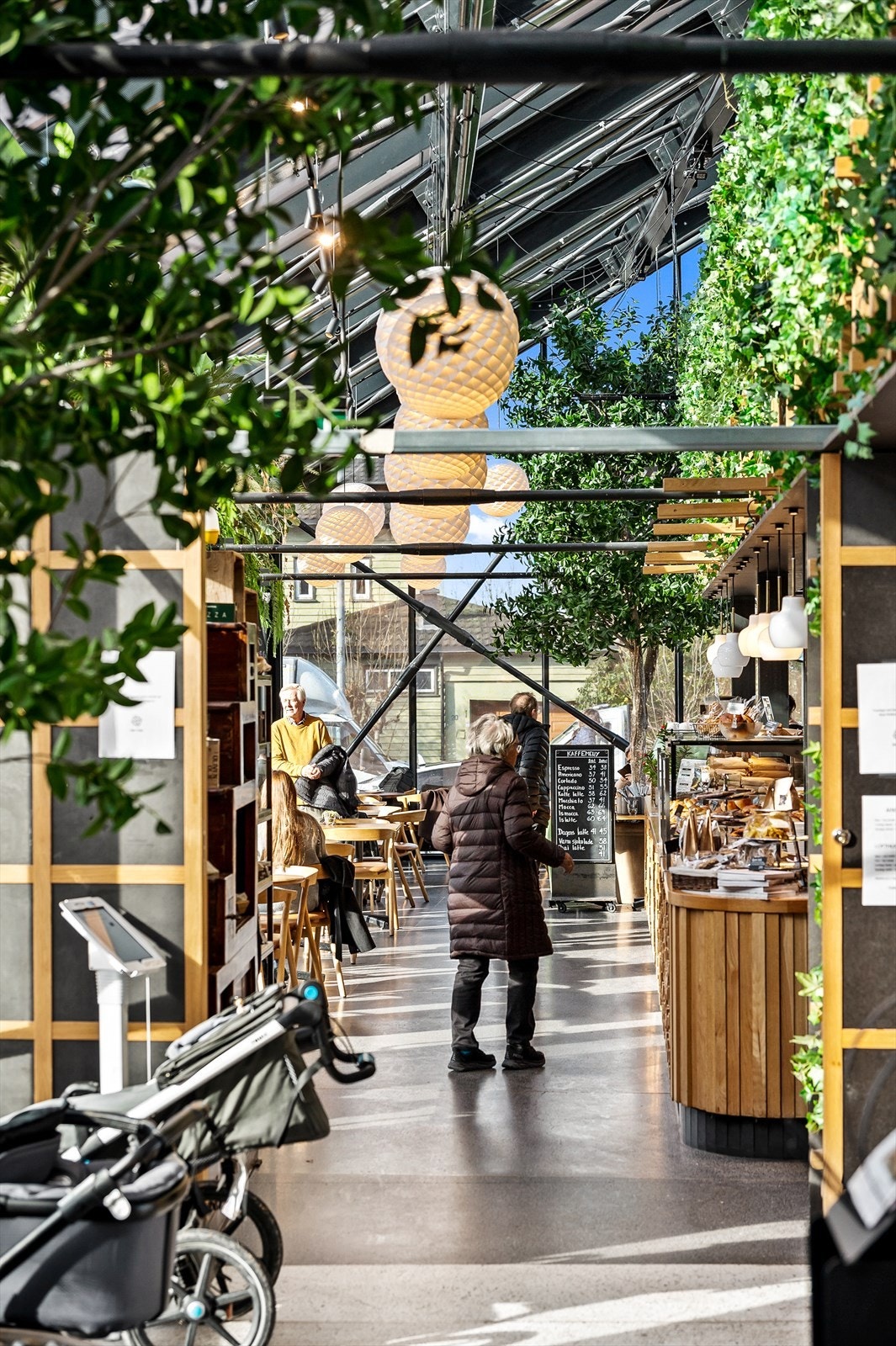 Det er kort vei ned til Røa sentrum med et rikt utvalg av servicetilbud Galleribilde