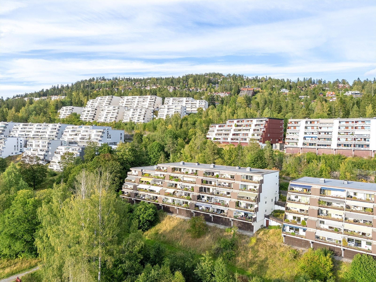 Leiligheten har en attraktiv beliggenhet i et idyllisk og naturskjønt boligområde på Holmenkollens vestside Galleribilde