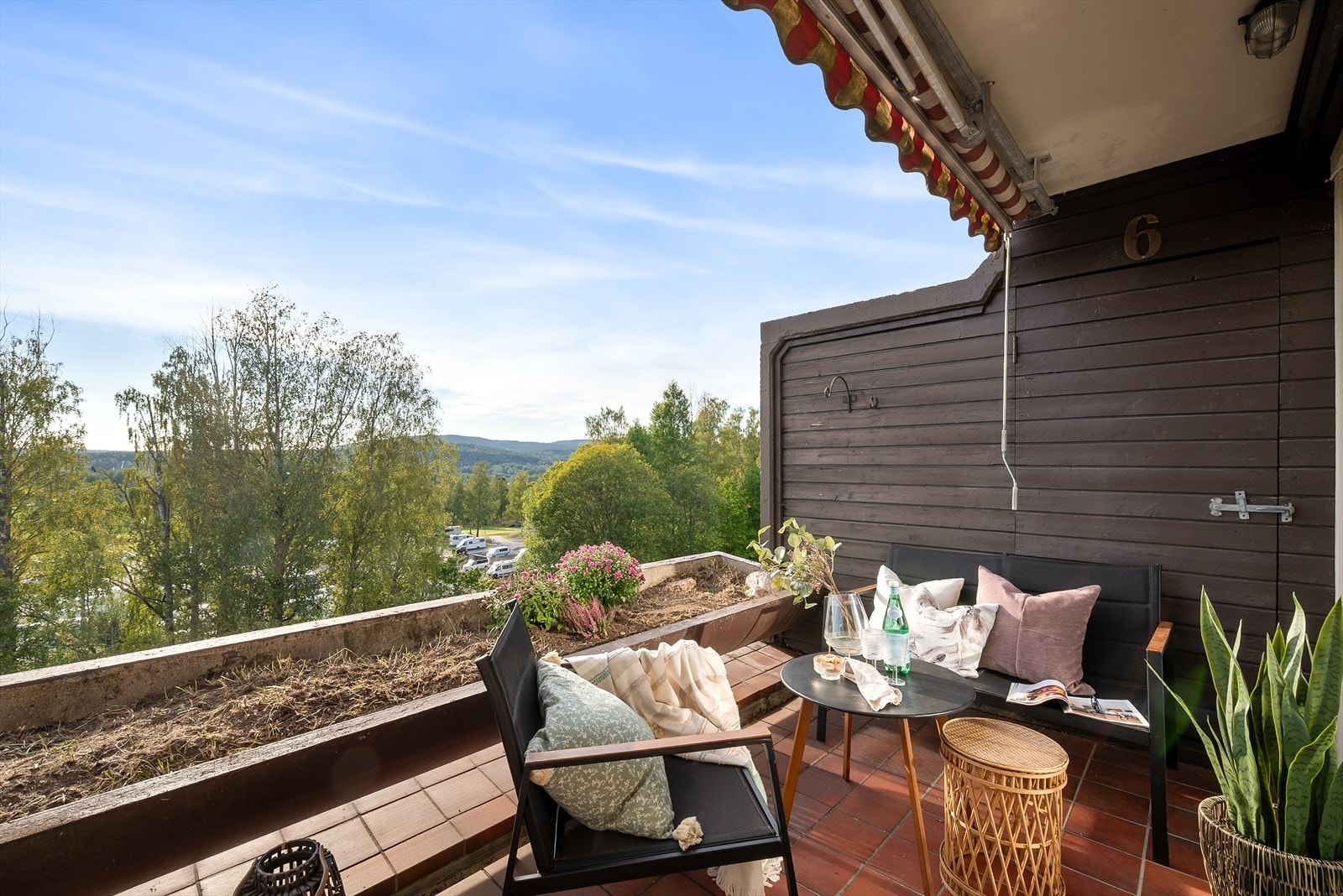 Fra stuen er det utgang til en stor terrasse med markise, utebelysning og adkomst til bod Galleribilde