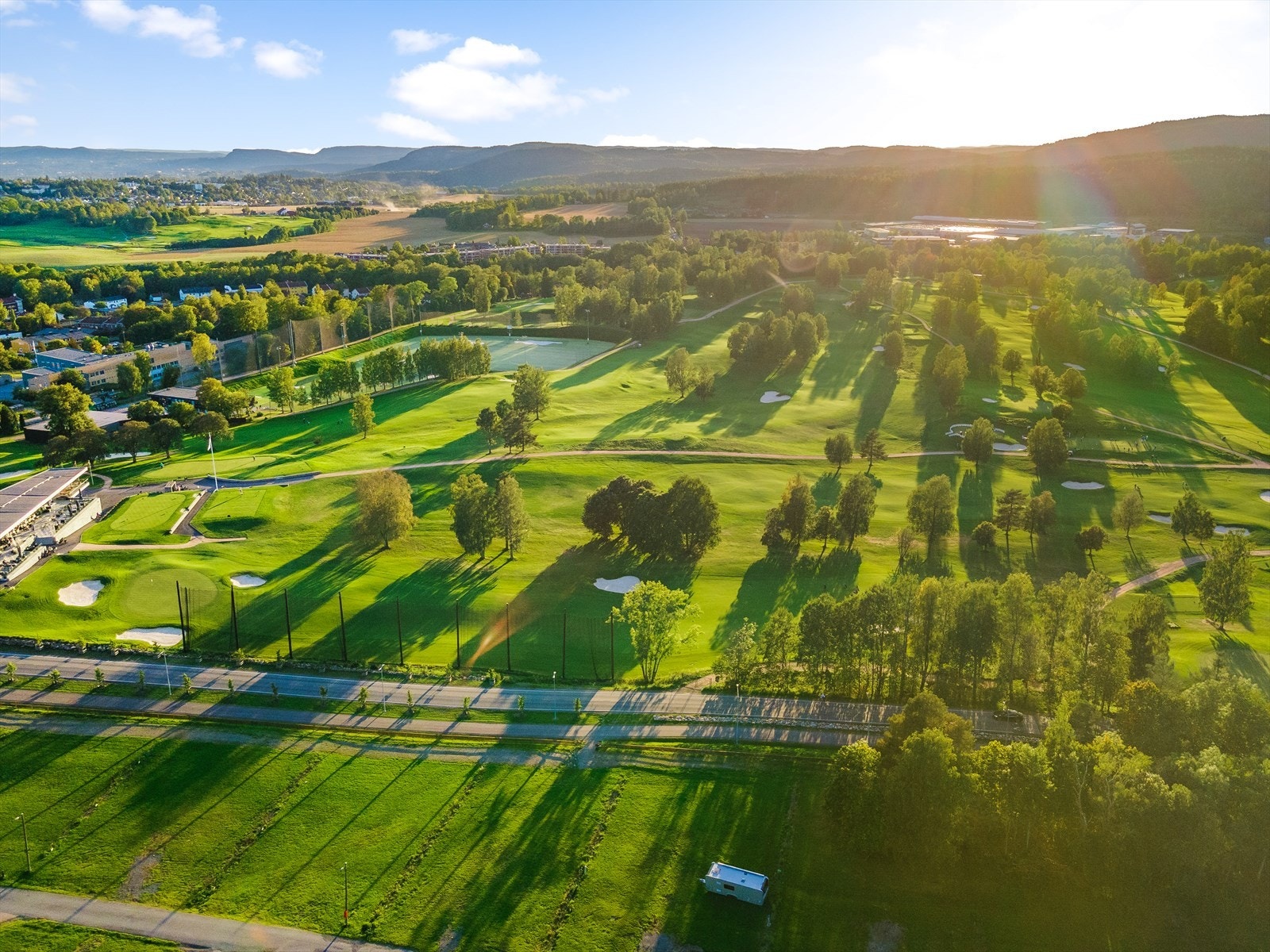 Bogstad golfklubb ligger i nydelige omgivelser, og tilbyr 18 hulls bane og driving range Galleribilde