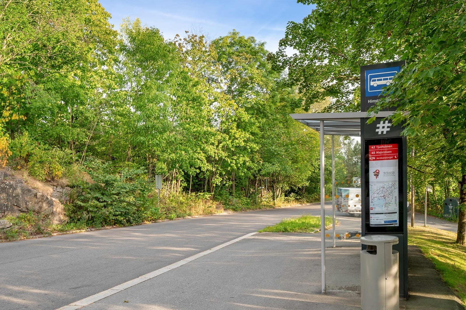 Det er ca. to minutters gange til buss som tar deg til Majorstuen på kun 16 minutter Galleribilde