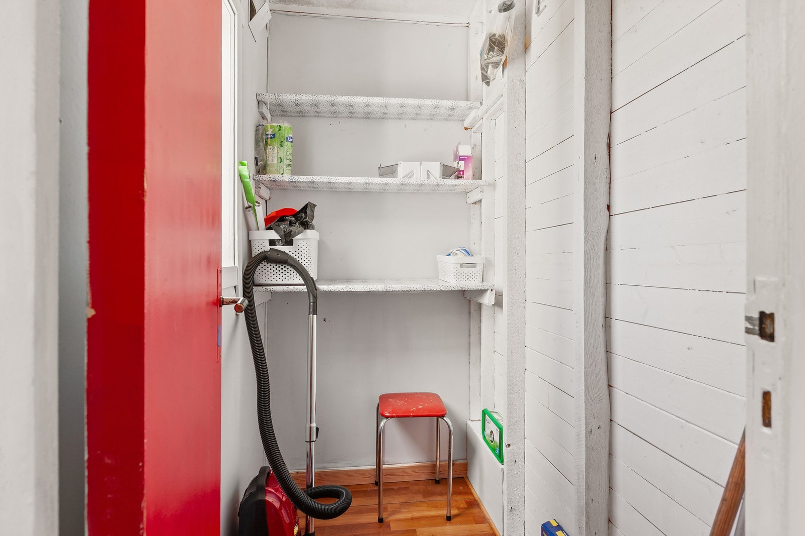 Praktisk matbod like innenfor kjøkkenet Galleribilde