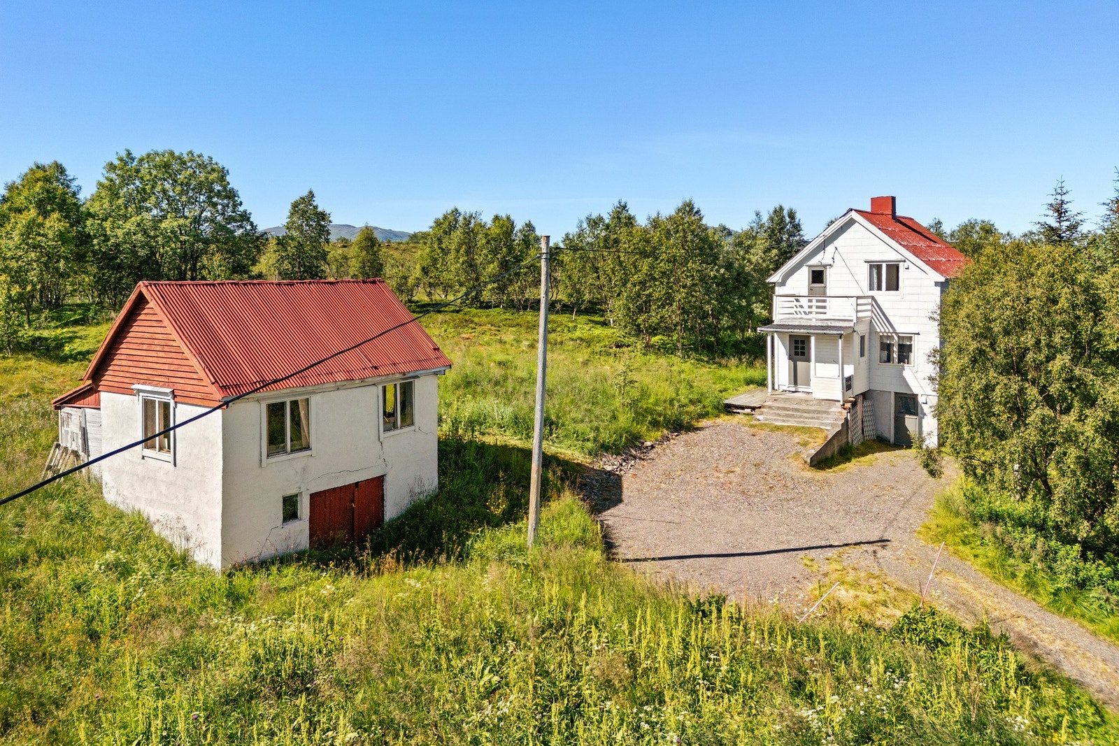 Eiendommen ligger idyllisk til med havutsikt, fjøsen følger ikke med! Galleribilde