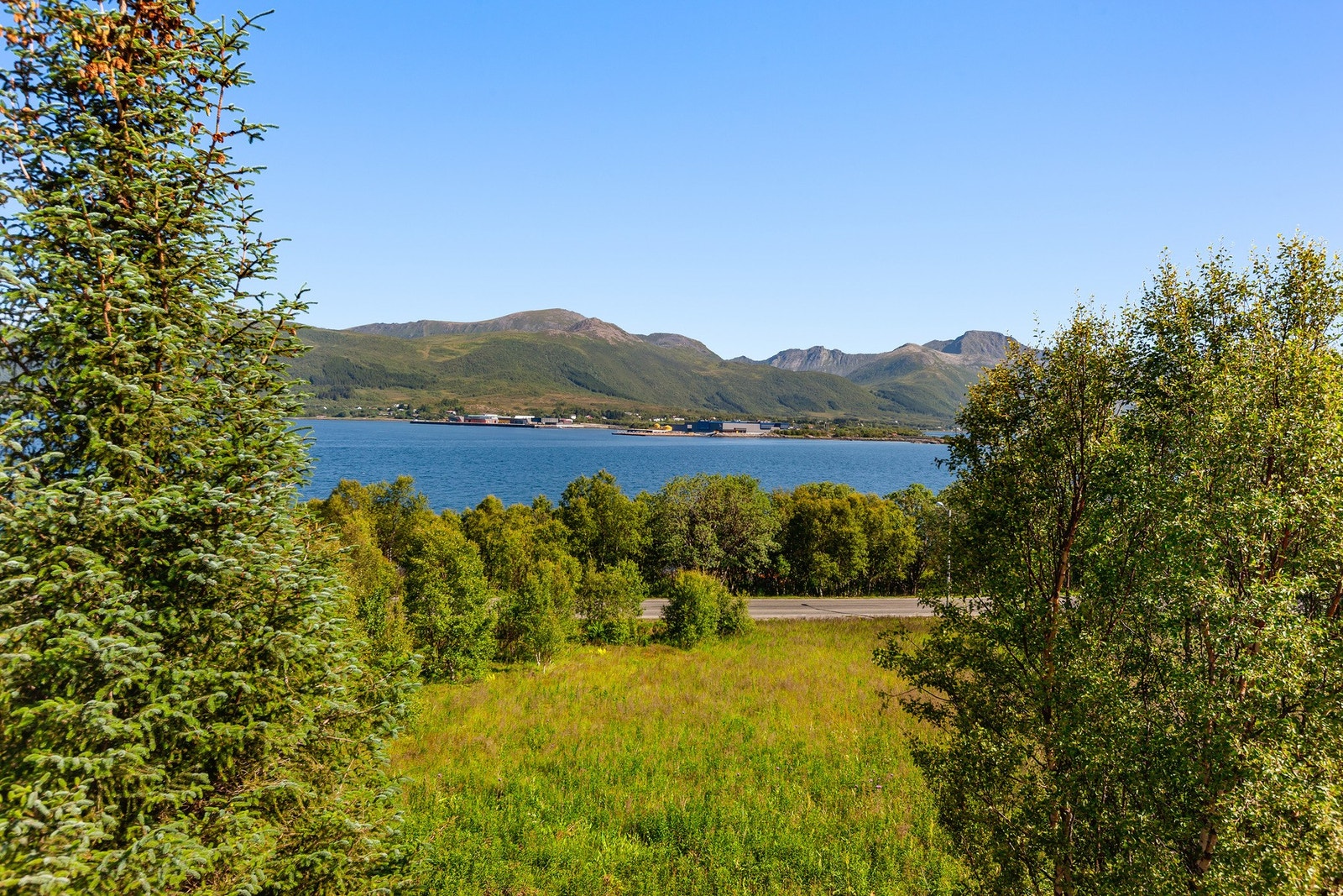 Boligen ligger landlig til med vakker utsikt Galleribilde