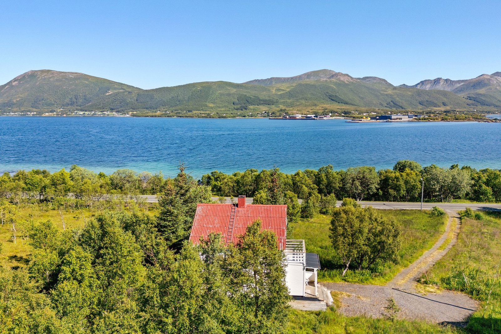 Tomten er romslig og er på over 4 dekar! Galleribilde