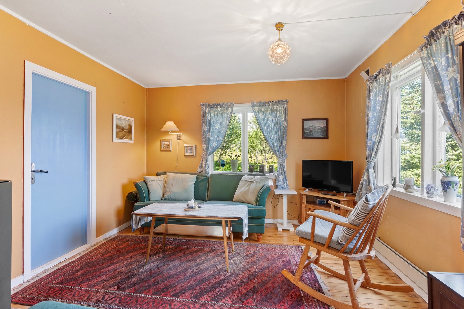 Stue med nydelig utsikt til nærområde Galleribilde