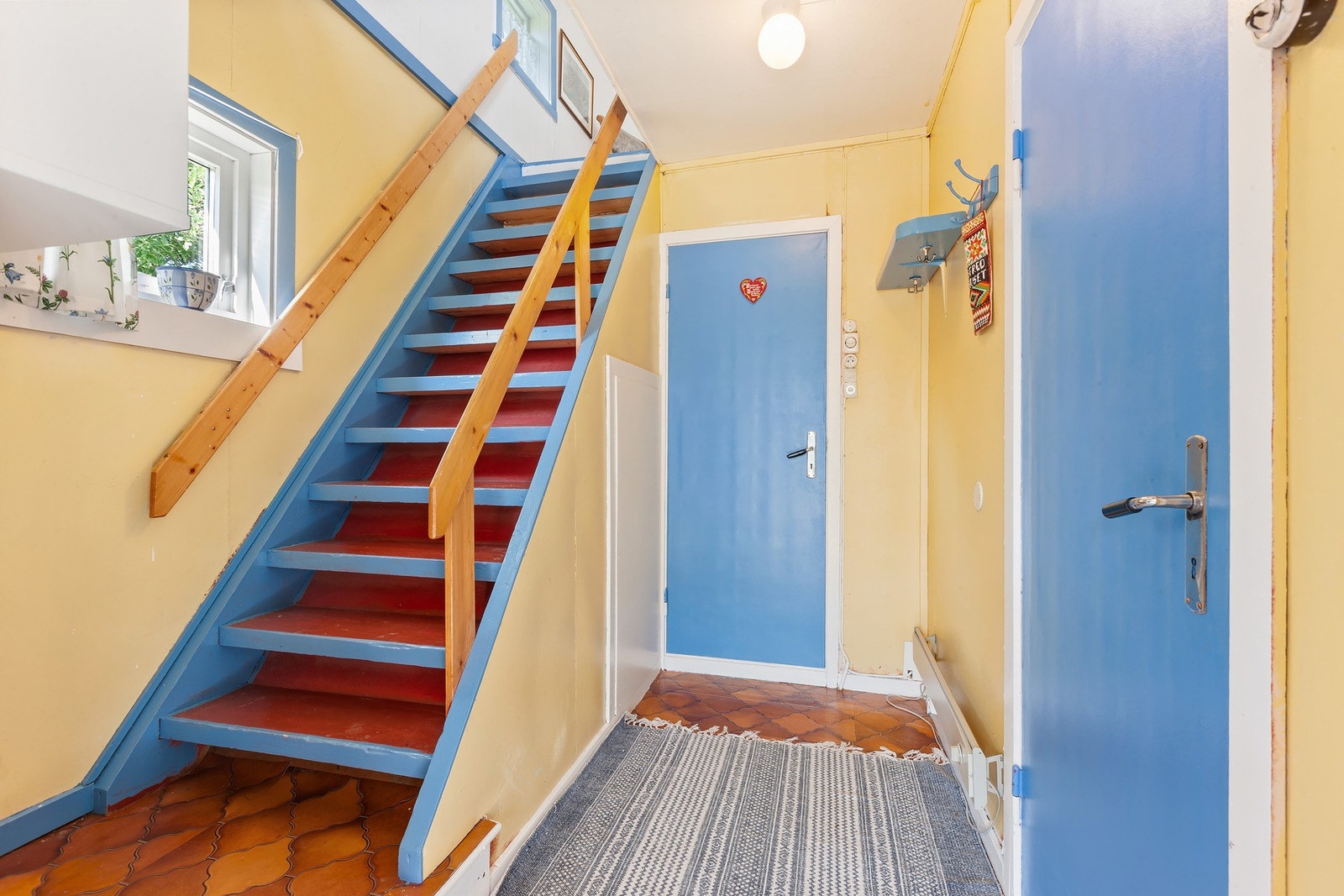 Gang med trapp til loftetajse Galleribilde