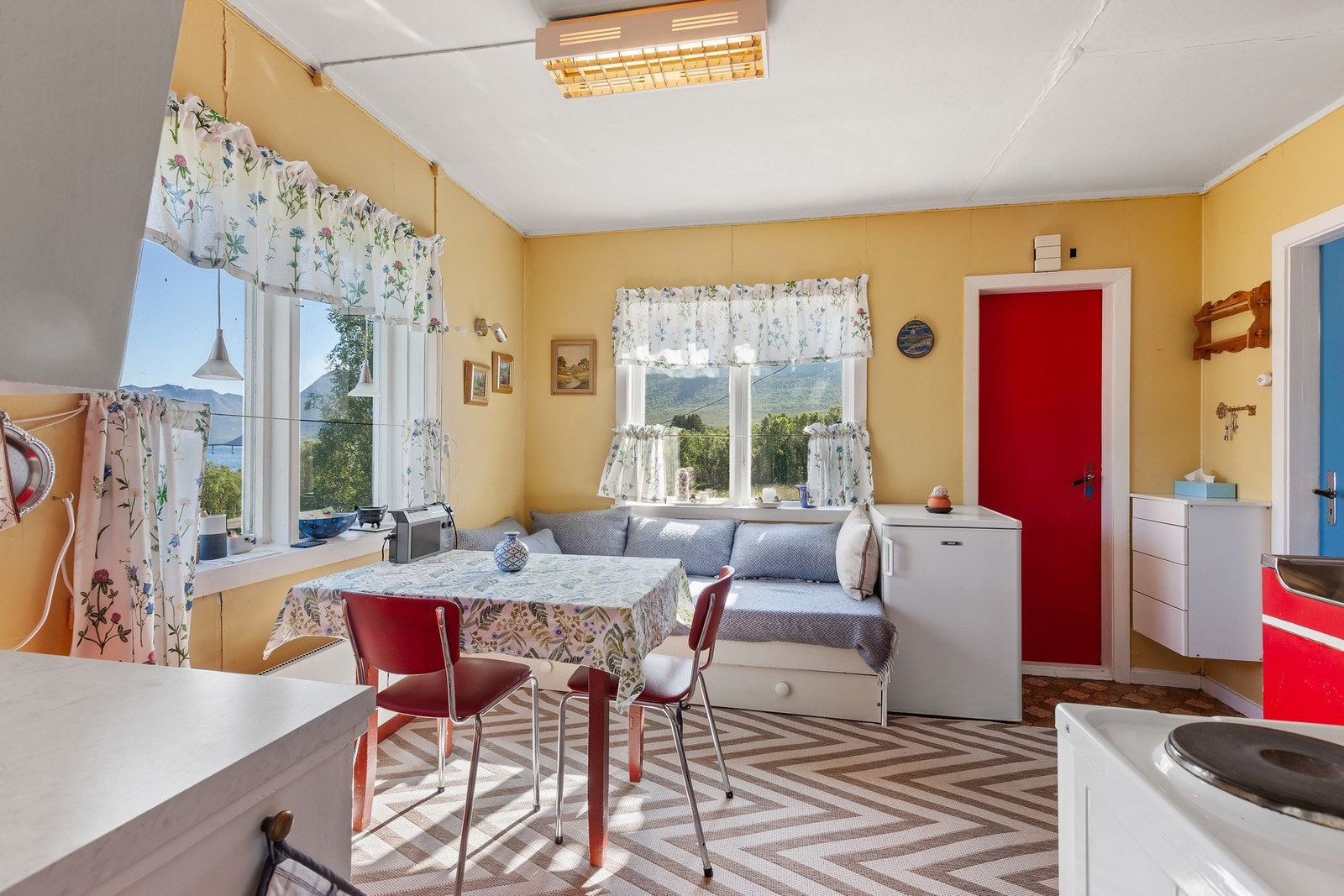 På kjøkkenet har man god plass til spisebord Galleribilde