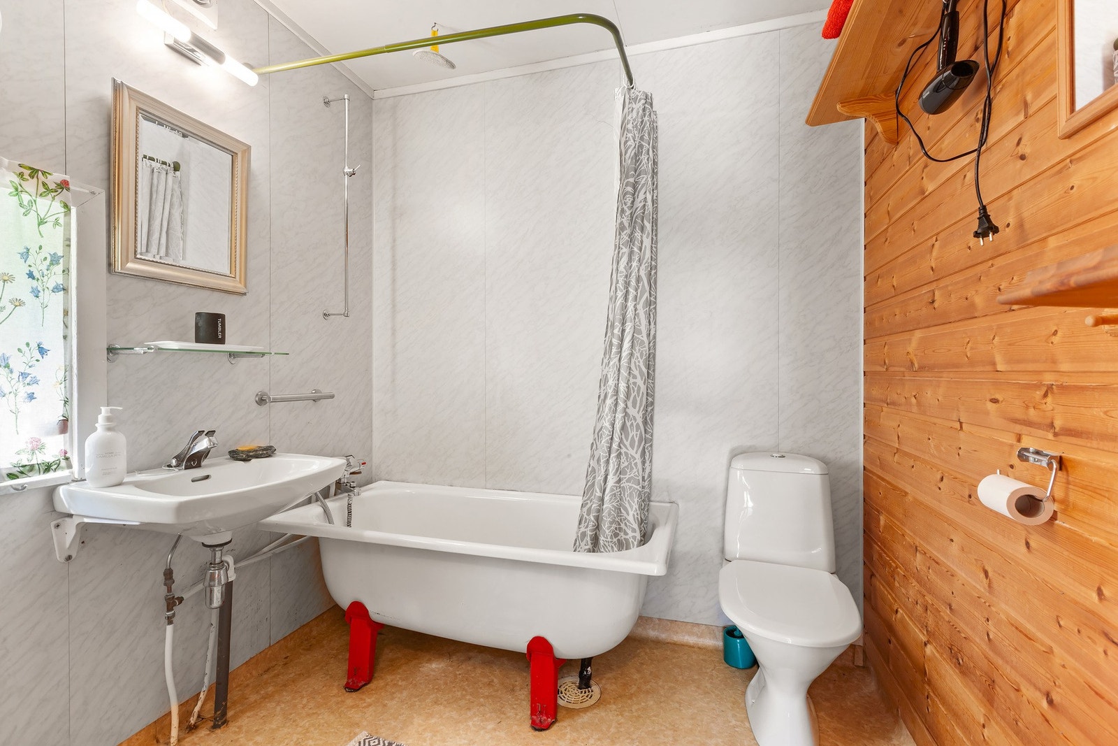 Bad med servant, toalett og badekar Galleribilde