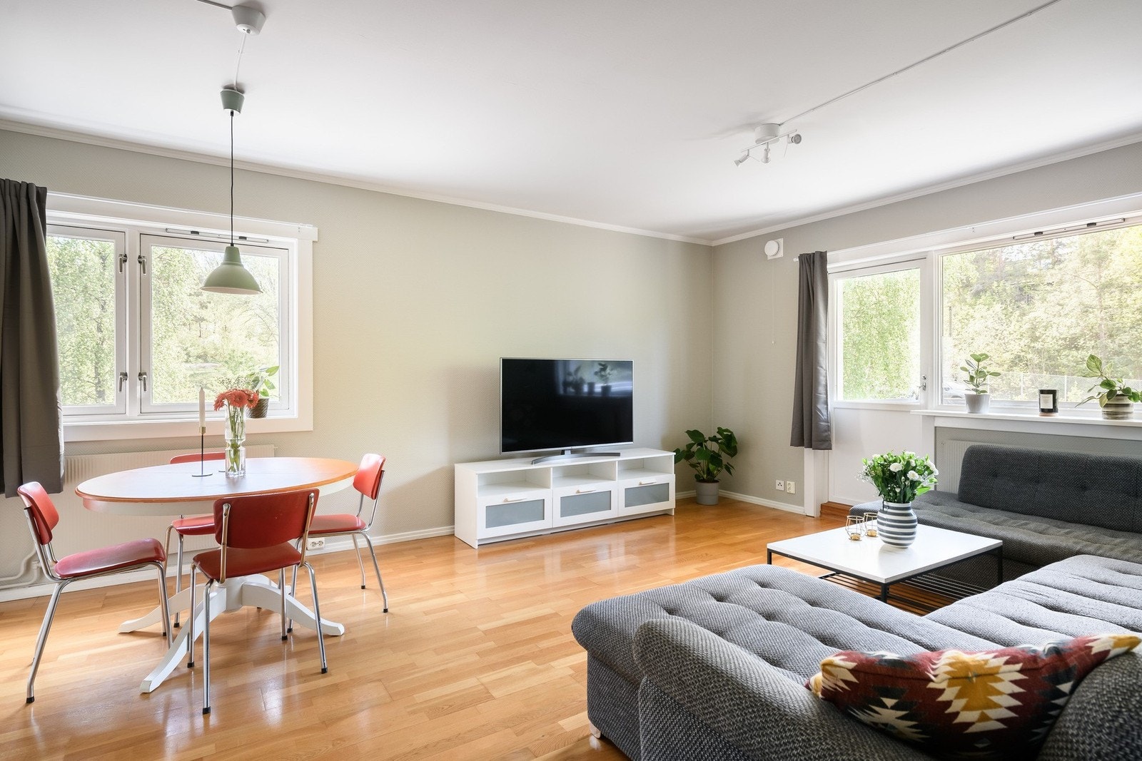 Stuen har god størrelse og plass til både sofakrok og spisegruppe. Galleribilde